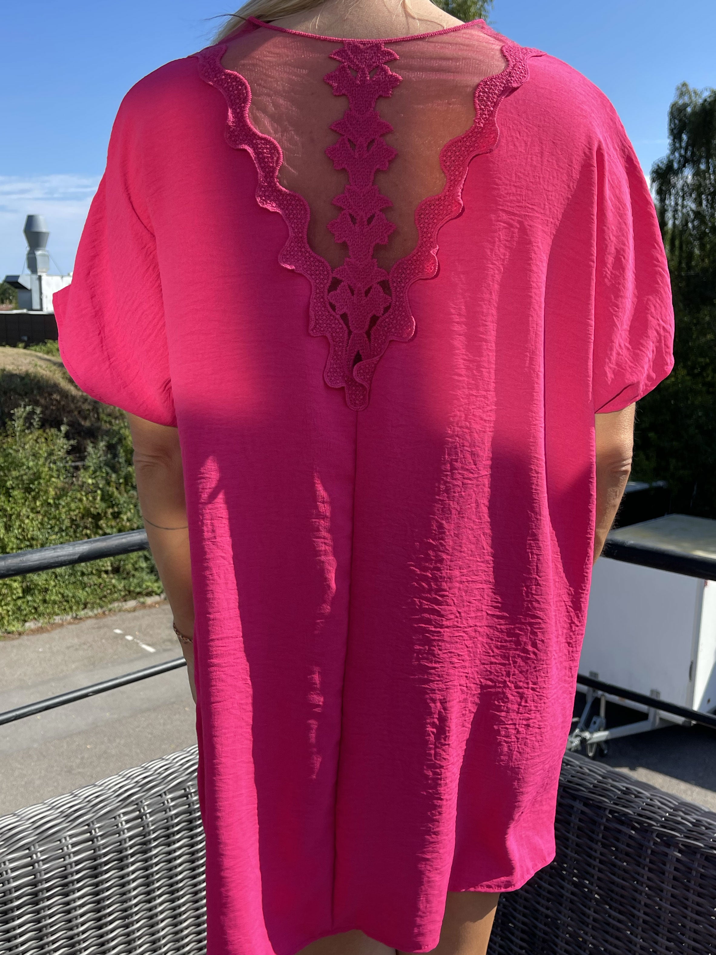 Katrine - Tunika med blonde i ryggen